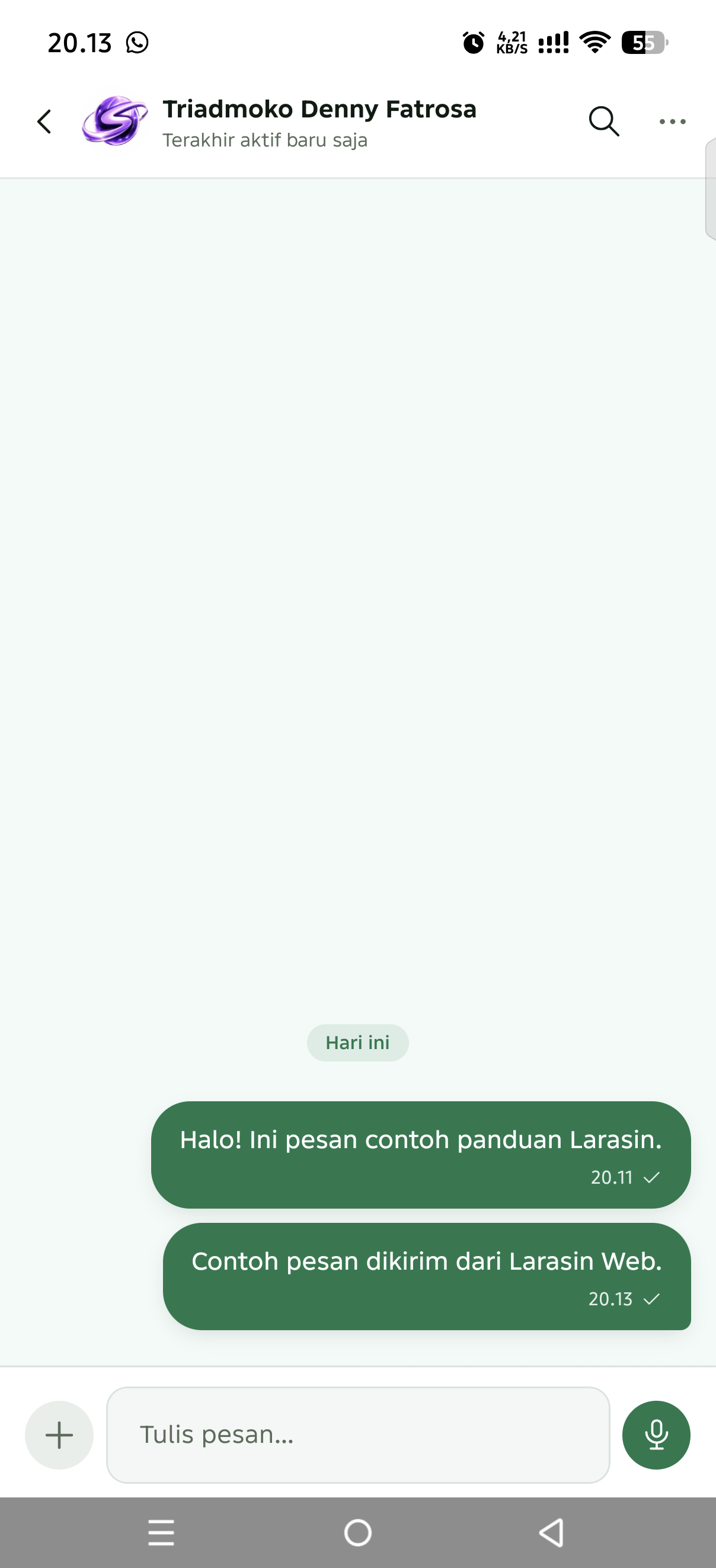 Percakapan Android akun uji dengan pesan contoh yang telah dikirim dan tombol lampiran di bawah